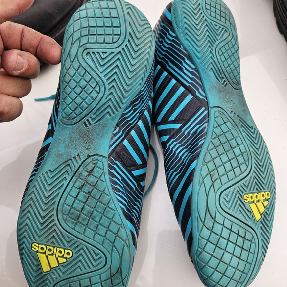 Size 9.5 Adidas indoor soccer shoe - Picture 6 of 6